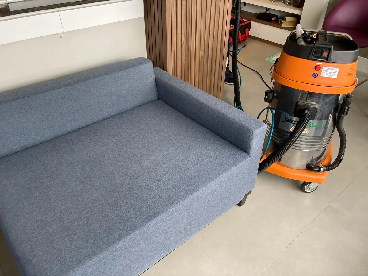 Técnico da LimpoSim realizando higienização profissional de estofado no Belém